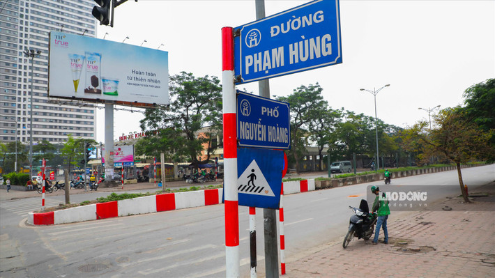 Nguyễn Hoàng cũng là một trong những tuyến đường khiến người tham gia giao thông phải "chôn chân tại chỗ". Thế nhưng hiện tại, nơi đây vắng bóng người qua lại.