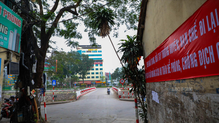 Ngã tư cầu Yên Hoà - Nguyễn Khang, địa điểm tắc nghẽn "kinh hoàng" với những người phải thường xuyên di chuyển qua đây cũng trở nên vô cùng thông thoáng. Các banner được treo khắp các con phố kêu gọi người dân chung tay đẩy lùi dịch bệnh.