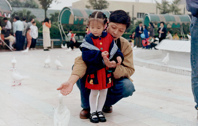 Hình ảnh người cha chụp cùng con gái 18 năm trước cũng được cô con gái không ngại ngần chia sẻ. Dễ dàng nhận thấy, trước đây bố cô trông khá già và không được bảnh bao như hiện tại. Trong trang phục áo khoác quần bò bên cô gái nhỏ, trông ông bố mới thực sự giống một người cha.