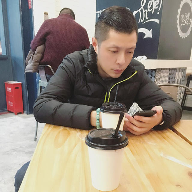Bức ảnh chụp cận cảnh ông bố điển trai. Có thể thấy từ gương mặt, mái tóc đến phong thái của ông bố không có chút nào hằn lên dấu vết thời gian, ngược lại bố cô ngày càng trẻ hơn so với trước.