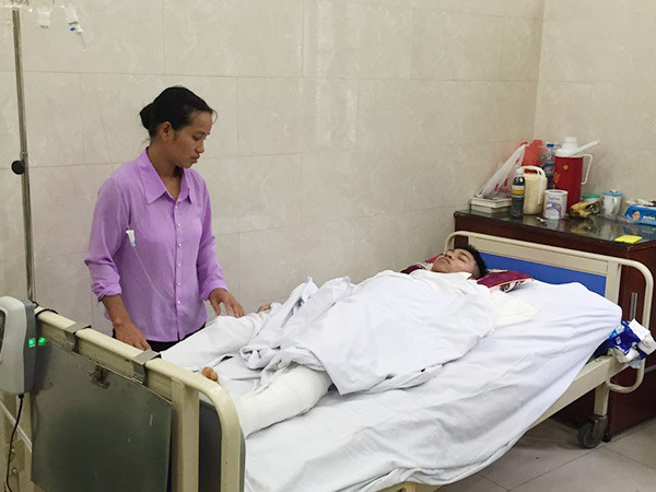 Tuy nhiên đến ngày 26/11, trên mạng lại xuất hiện nhiều bài viết nói về sự thật của câu chuyện chàng trai trẻ hy sinh cánh tay cứu bạn thoát chết này. Theo đó, Huy tên thật là Nguyễn Văn Quảng, sinh năm 1997, quê quán Nghệ An, đang là sinh viên năm 2 Đại học Kinh tế Quốc dân Hà Nội. Rạng sáng 21/11, khi đang đi xe máy cùng người bạn tên Quân đến khu vực Thường Tín, Hà Nội thì bị một xe đi đối diện chiếu đèn pha vào mắt. Huy đánh tay lái sang bên phải để tránh nhưng gặp chướng ngại vật nên hai người cùng ngã ra đường. Ảnh: Dân Việt.