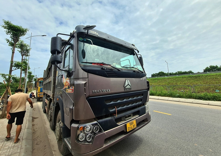 Vị Đội trưởng đội TTGT cầu, đường bộ Hà Nội cho biết thêm, những "điểm nóng" xe tải vi phạm như khu vực này, đang được lãnh đạo Sở Giao thông vận tải Hà Nội hết sức quan tâm. Báo Tri thức và Cuộc sống tiếp tục thông tin.