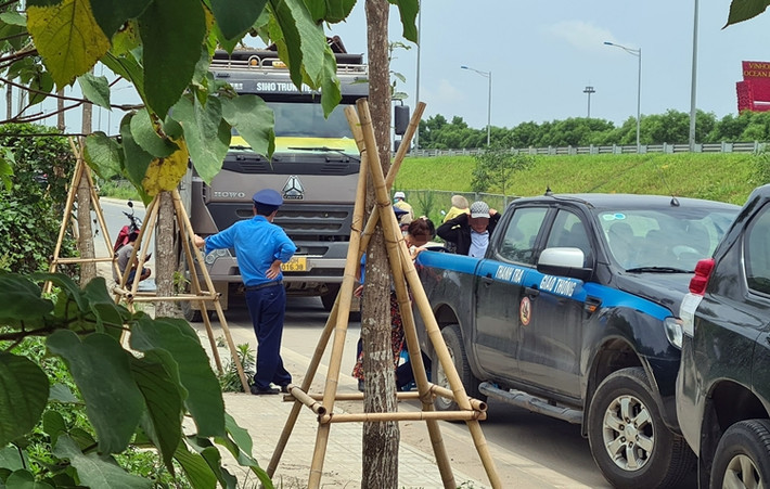Một số lái xe có dấu hiệu vi phạm, khi bị lực lượng liên ngành dừng xe để kiểm tra thì đóng kín cửa xe, hoặc rời đi không chịu hợp tác. Thậm chí là kéo dài thời gian gọi điện cho chủ doanh nghiệp, những người có mối quan hệ khác trong xã hội đến nhằm xin xỏ lực lượng chức năng xử phạt nhẹ, bỏ qua vi phạm gây nhiều khó khăn.