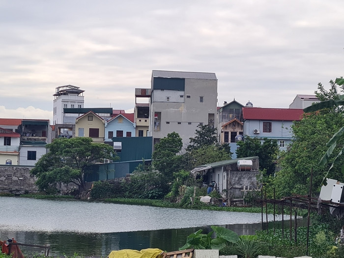 Đi sâu vào bên trong đường ngõ 885 Tam Trinh, sẽ thấy tình trạng công trình “mọc” trên đất nông nghiệp, có dấu hiệu vi phạm trật tự xây dựng càng nhức nhối.