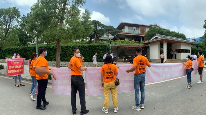 Cư dân Anland Lake View còn mặc “áo đồng phục” có in khẩu hiệu phản đối chủ đầu tư Tập đoàn Nam Cường lên sau lưng.