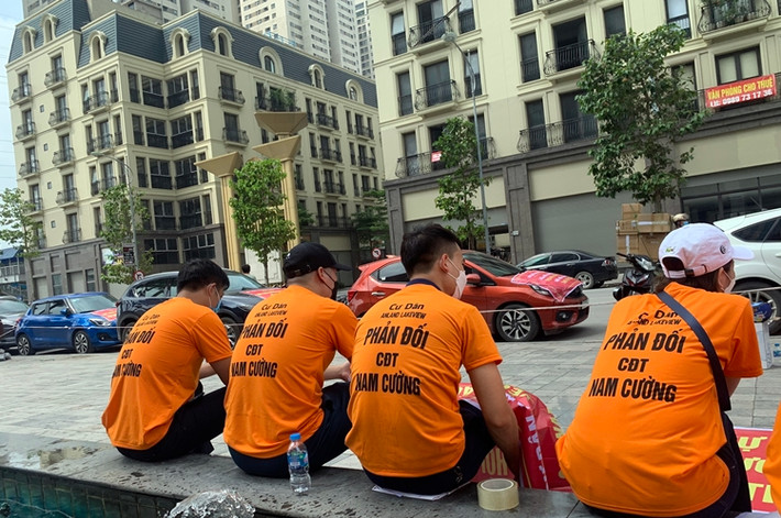 Mới đi vào hoạt động vận hành, nhưng cư dân tại chung cư cao cấp Anland Lake View đã ít nhất 3 lần căng băng rôn phản đối chủ đầu tư Tập đoàn Nam Cường.