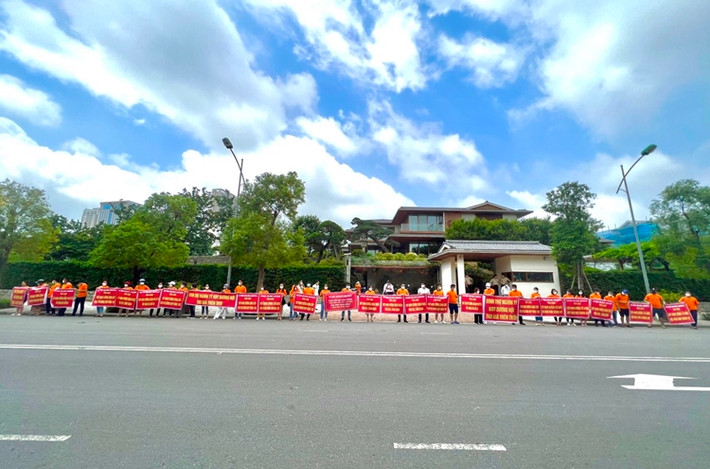 Sáng 13/5, nhiều cư dân sinh sống tại chung cư cao cấp Anland Lakeview (KĐT Dương Nội, phường Dương Nội, quận Hà Đông, Hà Nội) đã tập trung nhau trước cửa dinh thự gần 5.000m2 của bà Lê Thúy Ngà - Chủ tịch Tập đoàn Nam Cường, để phản đối chủ đầu tư Nam Cường dưới hình thức căng băng rôn kèm nhiều khẩu hiệu như: “Dinh thự nghìn tỷ KĐT Dương Nội thu giá trên trời”, “cư dân Anland Lake View yêu cầu CĐT Nam Cường cung cấp dịch vụ đúng hợp đồng 13k”, “cư dân Anland Lake View yêu cầu CĐT Nam Cường tổ chức hội nghị nhà chung”…