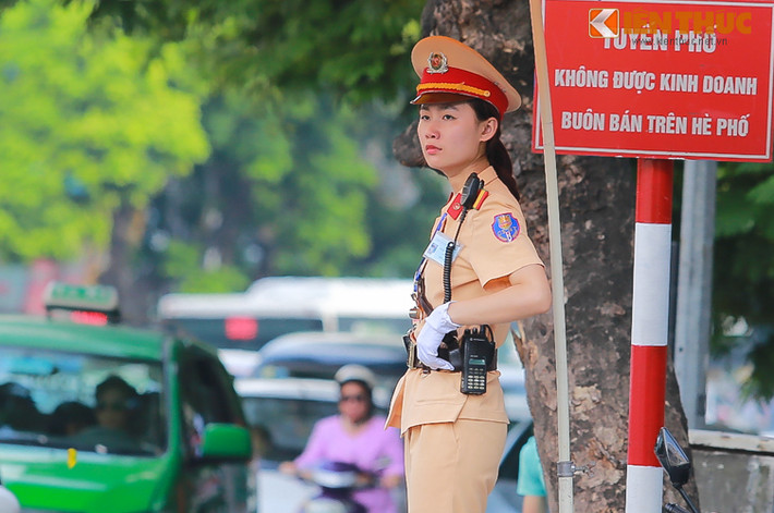 Thời tiết Hà Nội đã qua giai đoạn nắng nóng đỉnh điểm nhưng nhiệt độ ngoài đường vào buổi trưa, đầu giờ chiều vẫn khá cao, khiến những người làm nhiệm vụ chịu không ít vất vả.