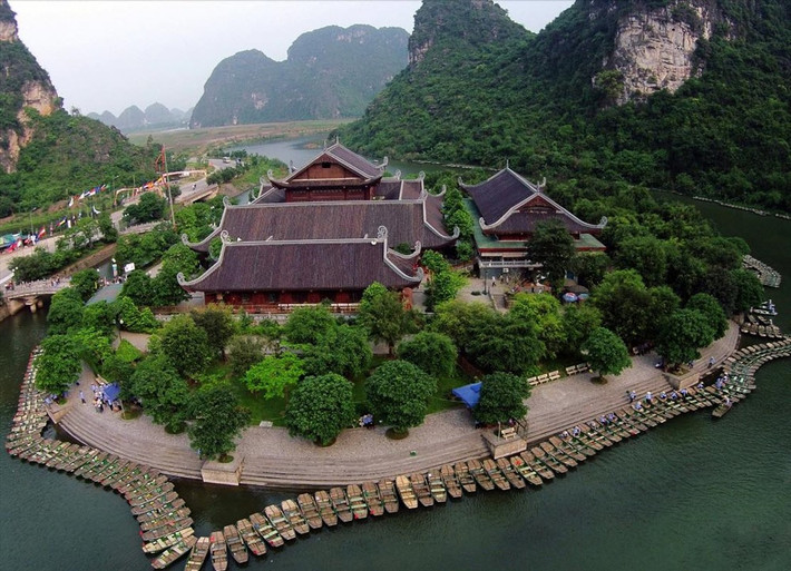 Với 47 di tích lịch sử văn hóa, các hang động giấu mình trong những dãy núi đá vôi, các thung lũng cùng hệ thống sông ngầm hòa vào nhau tạo nên một Tràng An thật huyền ảo và thơ mộng. Ảnh: Vietravel