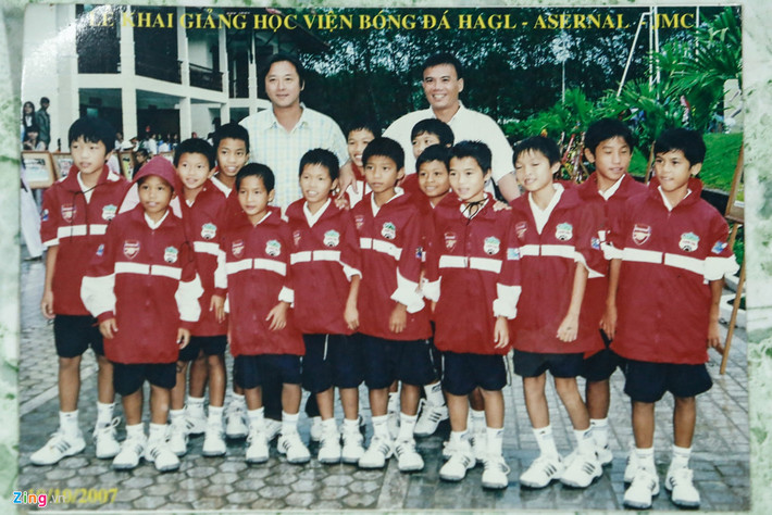 Vận may đã mỉm cười với cậu sau khi U11 Hải Dương giành ngôi vô địch. Văn Toàn là một trong 4 cầu thủ của Hải Dương được lò Hoàng Anh Gia Lai Arsenal JMG tiếp nhận trong khoá học đầu tiên (Văn Toàn đứng thứ tư từ phải sang).