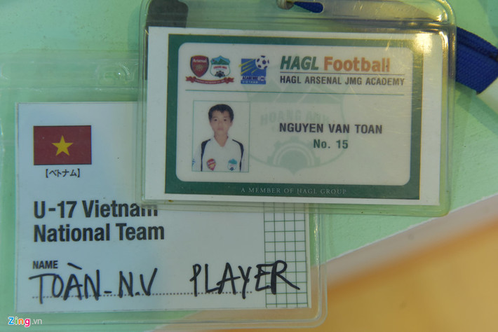 Tuy nhiên, khó khăn lại tiếp tục đến với cậu khi Hoàng Anh Gia Lai chú trọng kỹ thuật, sự khéo léo còn Toàn lại thiên về tốc độ. So với những Công Phượng, Tuấn Anh, Xuân Trường… Văn Toàn dần bị tụt lại và bị xếp học với khoá 2.