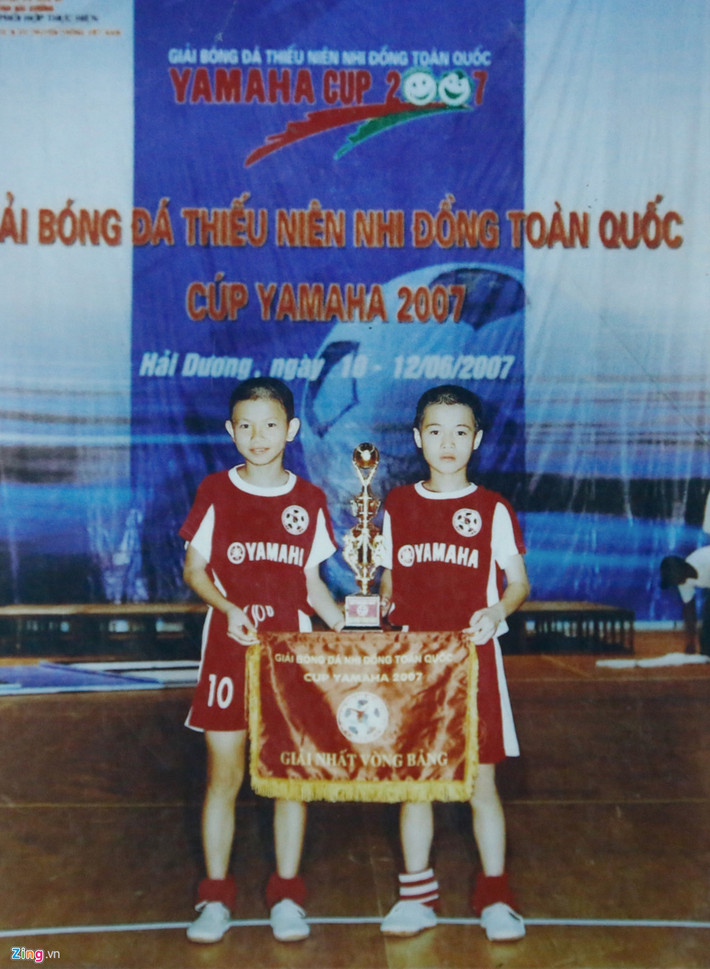 Ông Tạo kể, những ngày tập ở trung tâm bóng đá trẻ Hải Dương là thời điểm khó khăn của cầu thủ Văn Toàn. Những ngày đầu, cậu bé khóc vì nhớ nhà. Những ngày sau, cậu liên tục bị một đứa bé khác to con hơn trong đội bóng đánh vì tội dám qua người và ghi bàn. Tiền bố mẹ cho Toàn cũng bị "trấn" hết.