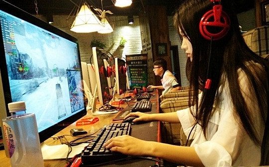 Những bức ảnh chụp trộm cô nàng nữ game thủ xinh đẹp gây xôn xao dân mạng Trung Quốc trong một vài ngày gần đây do một tài khoản chia sẻ đầu tiên trên diễn đàn game. Chủ tài khoản này cho hay, anh ta đang lang thang ngoài quán net chơi World of Tanks (một trò chơi trực tuyến) thì bất ngờ gặp được một cô gái ngồi kế bên xinh như thiên thần.