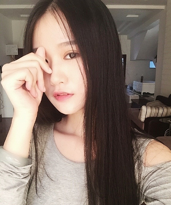 Gương mặt ngoài đời của nữ game thủ cũng vô cùng thuần khiết, trong sáng. Nhiều người ví von nét đẹp của cô nàng Răng Cọp giống như "thần tiên tỷ tỷ" Lưu Diệc Phi.