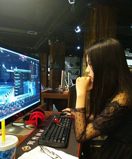 Những anh chàng game thủ cho hay, số con gái chơi game online chiến đấu đánh nhau kiểu này đã ít, gặp được một cô gái có nhan sắc thuộc hàng hiếm như thế này thì quả là quá tuyệt vời.