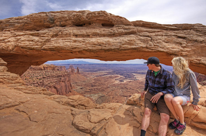 1. Vườn Quốc gia Canyonlands:Canyonlands nằm trong khu vực vô cùng đẹp nhưng cực kỳ hiểm trở, nơi nhân vật Aron Ralston phải cắt cụt cánh tay phải của chính mình khi bị kẹt dưới một tảng đá. Ralston là một nhân vật trong bộ phim 127 Giờ. Tại địa điểm du lịch hiểm trở này, du khách thường xuyên bị rơi xuống các gờ đá.