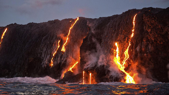2. Vườn Quốc gia núi lửa Hawaii: Trên đảo Lớn, Công viên Quốc gia Núi lửa Hawaii là quê hương của ngọn Kilauea, nơi đây vẫn thường xuyên phun tro nóng và dung nham xuống biển. Thỉnh thoảng, du khách sẽ bị ám ảnh trước cảnh tượng thiên nhiên tàn khốc này.