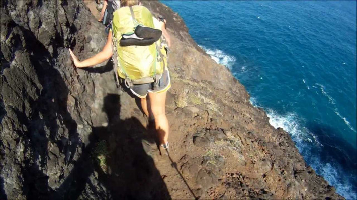 6. Kalalau, Kauai, Hawaii: Kalalau trên đảo Kauai ở Hawaii đặt ra nhiều mối nguy hiểm, bao gồm cả những con đường hẹp ở độ cao chóng mặt và những bãi biển nguy hiểm đến nổi có hơn 100 người đã chết đuối tại đây cho đến nay.