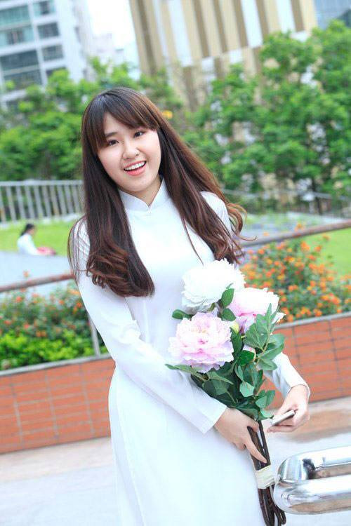 Khi nhìn vào bảng thành tích học tập của cô bạn này chắc chắn nhiều người sẽ phải thốt lên kinh ngạc “Vì sao mà nhiều giải thưởng thế?”. Ngọc Mai từng giành giải Nhì môn Tiếng Trung cấp thành phố năm lớp 12, giải ba môn Tiếng Trung và Olympic tiếng Anh cấp thành phố năm lớp 11, là đại diện học sinh Việt Nam dự festival thanh niên Asean tại Bắc Kinh (Trung Quốc).