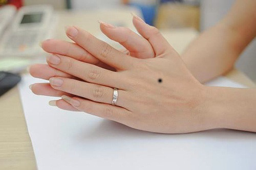 Người sở hữu nốt ruồi trên mu bàn tay thường nóng nảy, thích kiểm soát, dễ gây mâu thuẫn với những người xung quanh. Những người này cần hạn chế tính nóng nảy để mọi Bạn cần thay đổi cách cư xử để tránh gặp phải xung đột, phiền phức trong công việc, cuộc sống.