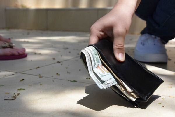 Mơ nhặt được tiền . Khi bạn vô tình ngủ mơ thấy mình nhặt được ví tiền là điềm báo bạn sẽ nhận lại được món nợ từ người thân hay bạn bè.