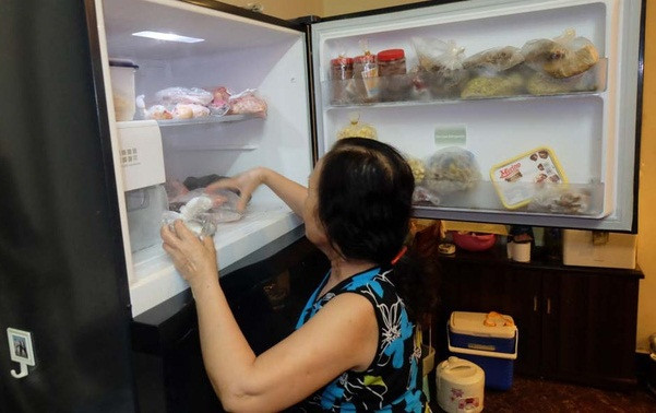 Thỉnh thoảng, có những sinh viên đi học, đi làm thêm về muộn... bác Đỏ đều nhắc trước khi đi nhớ đặt xoong kèm giấy ghi số phòng ở bậu cửa sổ để bác mang đồ ăn đến tận phòng. Dù chỉ là những món ăn đơn giản nhưng với số lượng người ăn nhiều, bác Đỏ mỗi lần nấu nướng cũng đều tất tả, bận rộn... nhưng bác không bao giờ cảm thấy vất vả, tốn kém.