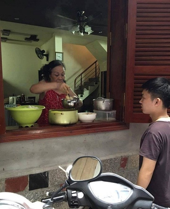 Khi được hỏi về mục đích việc làm của mình, bác Đỏ chia sẻ với báo chí rằng do thỉnh thoảng đi qua các phòng thấy sinh viên ăn cơm đạm bạc với lạc rang, rau luộc cho qua bữa... bác Đỏ trăn trở và muốn giúp các cháu "đang tuổi háu ăn" có được bữa cơm đầy đủ. Chính vì thế, bác Đỏ thường xuyên nấu các món trong bữa ăn hàng ngày nhiều hơn bình thường để chia đều, đủ cho các phòng có sinh viên thuê trọ. Ảnh: Thế Giới Trẻ.