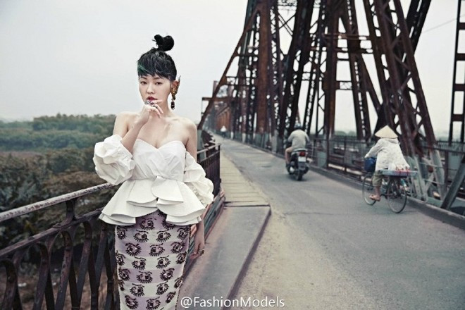 Ngoài ra, Từ Hy Đệ còn đến một số địa điểm nổi tiếng ở Hà Nội như cầu Long Biên để chọn đó làm bối cảnh trong những bức ảnh thời trang của mình. Những trang phục có thiết kế độc đáo, nổi bật, đối lập với khung cảnh xưa cũ, mộc mạc ở Hà Nội góp phần tạo ra những bức ảnh "độc, lạ" gây tượng mạnh cho người xem.