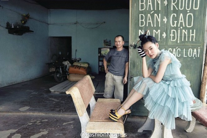 Không chỉ khung cảnh mà cả con người Hà Nội, Việt Nam cũng xuất hiện trong những bức ảnh của hot girl, nữ MC nổi tiếng nhất Đài Loan (Trung Quốc). Bộ ảnh đẹp mắt, phá cách và nhận được rất nhiều lời khen từ giới chuyên môn và các fan hâm mộ từ nhiều quốc gia khác nhau.