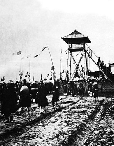Các thí sinh đi vào trường thi Nam Định trong Kỳ thi 1897. Dưới triều Nguyễn, cứ 3 năm triều đình lại mở khóa thi Hương ở các tỉnh lớn dành cho mọi đối tượng, người thi đỗ được gọi là Cử nhân, năm sau sẽ lên kinh đô để thi Hội và thi Ðình. Người đậu khóa thi Hội được gọi là Thám hoa, đậu khóa thi Ðình được gọi là Tiến sĩ