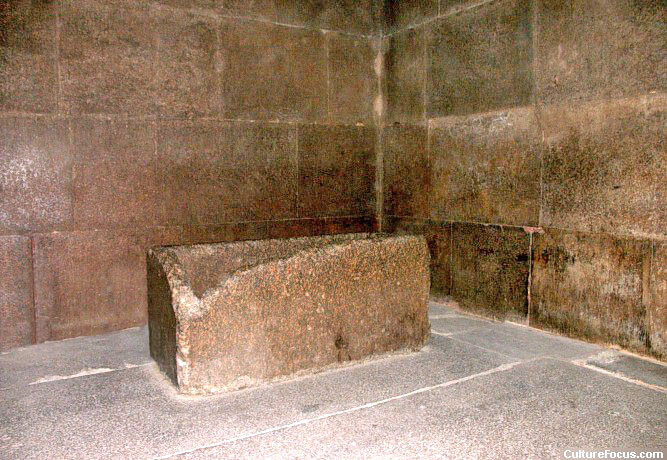 Khufu, người được cho là đã tạo ra Kim tự tháp vĩ đại nằm trong một quan tài rất nặng. Chiếc quan tài này nặng khoảng 3,75 tấn - quá lớn và nặng để được đưa vào kim tự tháp sau khi nó được xây dựng. Vì vậy các nhà khảo cổ học tin là nó đã được đặt ở đó trước đó.