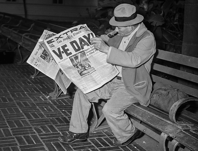 Morris Simon, một công nhân ngành thép, đọc tin Đức Quốc xã đầu hàng hôm 7/5/1945. Tại thời điểm đó, con trai ông đang ở Đức. Ảnh: Los Angeles Times