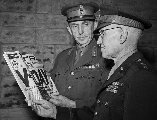 Ngày 7/5/1945, trung tướng Anh William Dobbie (trái) và Trung tướng nghỉ hưu của quân đội Mỹ Ewing E. Booth, đọc tin Đức đầu hàng. Ảnh: Los Angeles Times