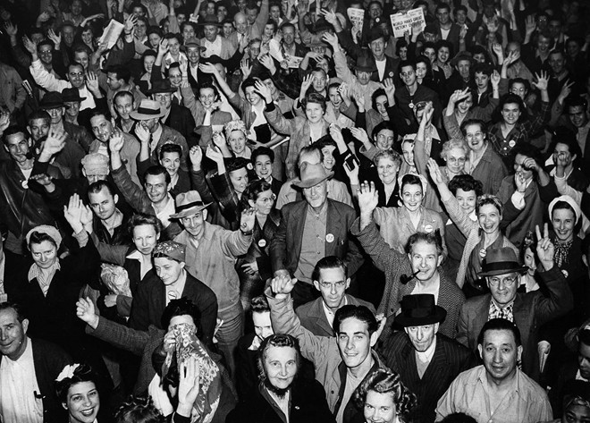 Công nhân trong nhà máy Lookheed mừng chiến thắng vào ngày 8/5/1945. Tuy nhiên, cuộc chiến vẫn chưa hoàn toàn chấm dứt vì Nhật Bản chưa đầu hàng. Ảnh: Los Angeles Times.