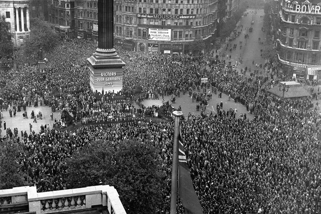 Ngày 8/5/1945, người dân Anh đổ về quảng trường Trafalgar ở phía đông thành phố London để mừng chiến thắng của quân Đồng minh. Vua George VI, Hoàng hậu Elizabeth Bowes-Lyon và Thủ tướng Wilson Churchill đứng trên ban công Cung điện Buckingham để chia vui cùng dân chúng. Ảnh: Getty Images.