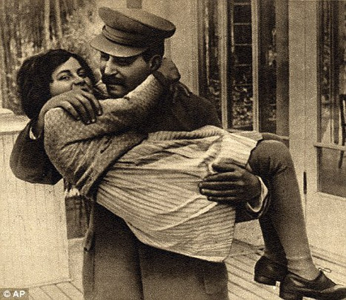 Nhà lãnh đạo Liên Xô Joseph Stalin bế người con gái duy nhất của mình Sveltana Peters năm 1935.