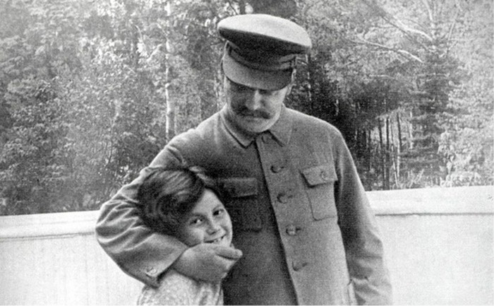 Sveltana cùng Stalin năm 1951.