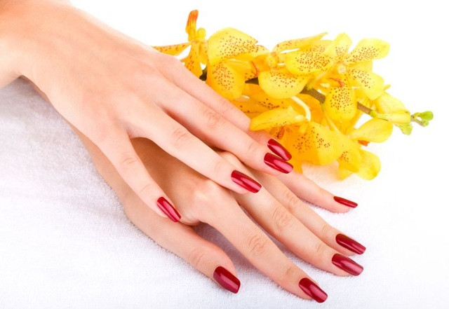 Ai có bàn tay màu vàng nhạt thì hiếm khi lấy được chồng giàu hay tử tế. Nhưng nếu bù lại da thịt lúc nào cũng ấm áp thì sẽ có duyên với tiền bạc, không làm cũng được hưởng. Ngược lại, da tay ai vừa sạm vừa cứng thì cả đời nghèo không ngóc đầu lên nổi.