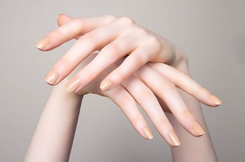 Đặc điểm tay trắng mềm mại. Người có lòng bàn tay trắng trẻo hồng hào bao giờ cũng là người có phúc, hưởng lộc tổ tiên lâu dài. Nếu là nữ, họ dễ được gả vào danh gia vọng tộc, hào môn phú quý. Nếu là nam mà lòng bàn tay vừa trắng vừa hồng thì sẽ vất vả vì phải chèo chống gây dựng sự nghiệp khi còn trẻ nhưng hậu vận an nhàn, giàu có.
