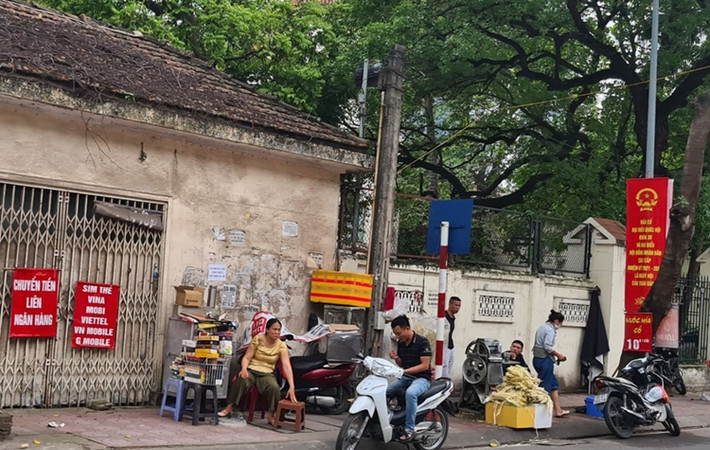 Nhiều quán nước lấn chiếm vỉa hè đường Đội Cấn (Hà Nội) vẫn ngang nhiên bán hàng sau 17h ngày 3/5.