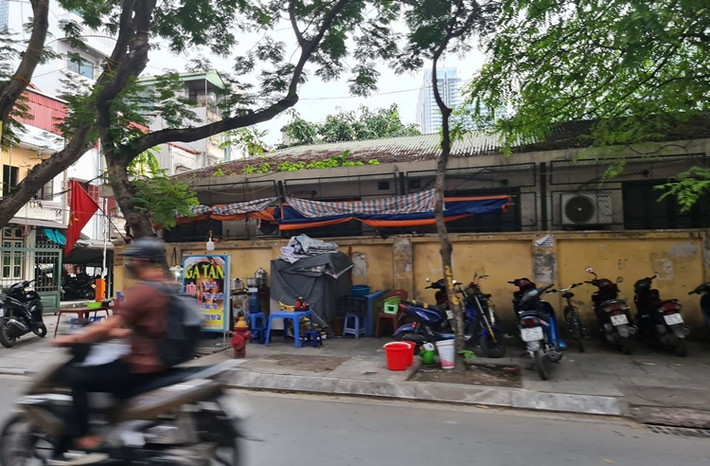 Một vài quán nước vỉa hè dù hoạt động nhưng không có khách.