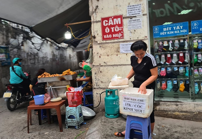 Nhiều quán ăn vỉa hè cũng chưa chấp hành tạm dừng hoạt động từ 17h ngày 3/5.