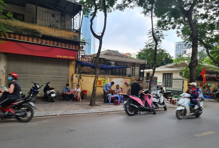 Trước diễn biến phức tạp của dịch bệnh COVID-19, đặc biệt thành phố Hà Nội đã ghi nhận các ca mắc ngoài cộng đồng, lịch trình di chuyển phức tạp, Chủ tịch Hà Nội Chu Ngọc Anh đã có công điện yêu cầu từ 17h ngày 3/5, tạm dừng hoạt động của quán ăn uống đường phố, trà đá và cà phê vỉa hè để phòng chống dịch lây lan…