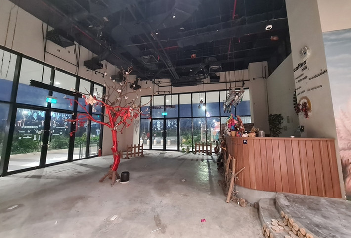 Hiện tại mặt bằng vẫn trống trơn, chưa thấy bày bán mặt hàng nào khác.