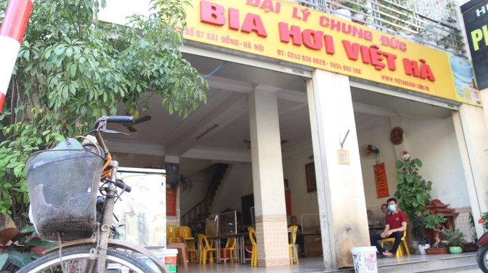 Cuối giờ chiều ngày nghỉ, dãy quán bia trên phố Sài Đồng (Long Biên) đìu hiu ngóng khách. Nhân viên tại đây cho biết, quán đã dựng vách ngăn phòng dịch ngay khi có yêu cầu, nhưng tới 17h vẫn vắng khách