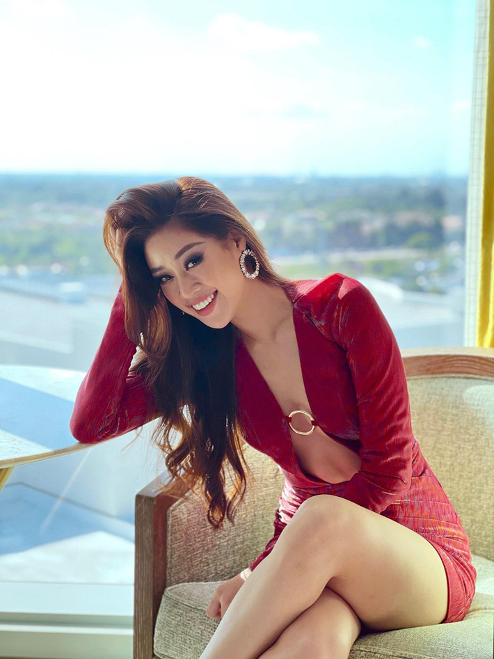 Khánh Vân cũng khiến fans trầm trồ khi tiếp tục trổ tài tự make-up và làm tóc vô cùng chuyên nghiệp.