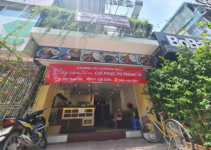 Tại khu vực Thái Hà, nhiều nhà hàng cũng chung tay chống dịch COVID-19, chỉ phục vụ mang về.