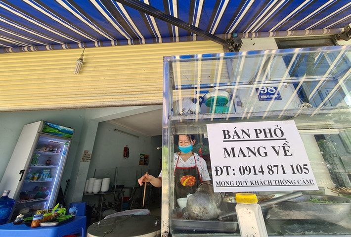 Hầu hết các quán ăn đều đã chuyển trạng thái phòng dịch ở mức độ cao nhất nên dù bán hàng mang về, các cơ sở kinh doanh vẫn trang bị đầy đủ khẩu trang y tế, nước sát khuẩn khi tiếp xúc với khách hàng.