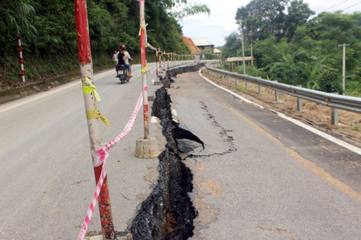Đơn vị tư vấn đang nghiên cứu để đưa ra giải pháp khắc phục tình trạng sạt lở trên Quốc lộ 217 ở huyện Quan Sơn, Thanh Hóa.