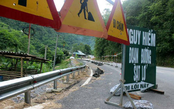 Bên cạnh đó, sử dụng tường chắn bê tông cốt thép giữ ta luy âm, không để nền đường bị sụt thêm.